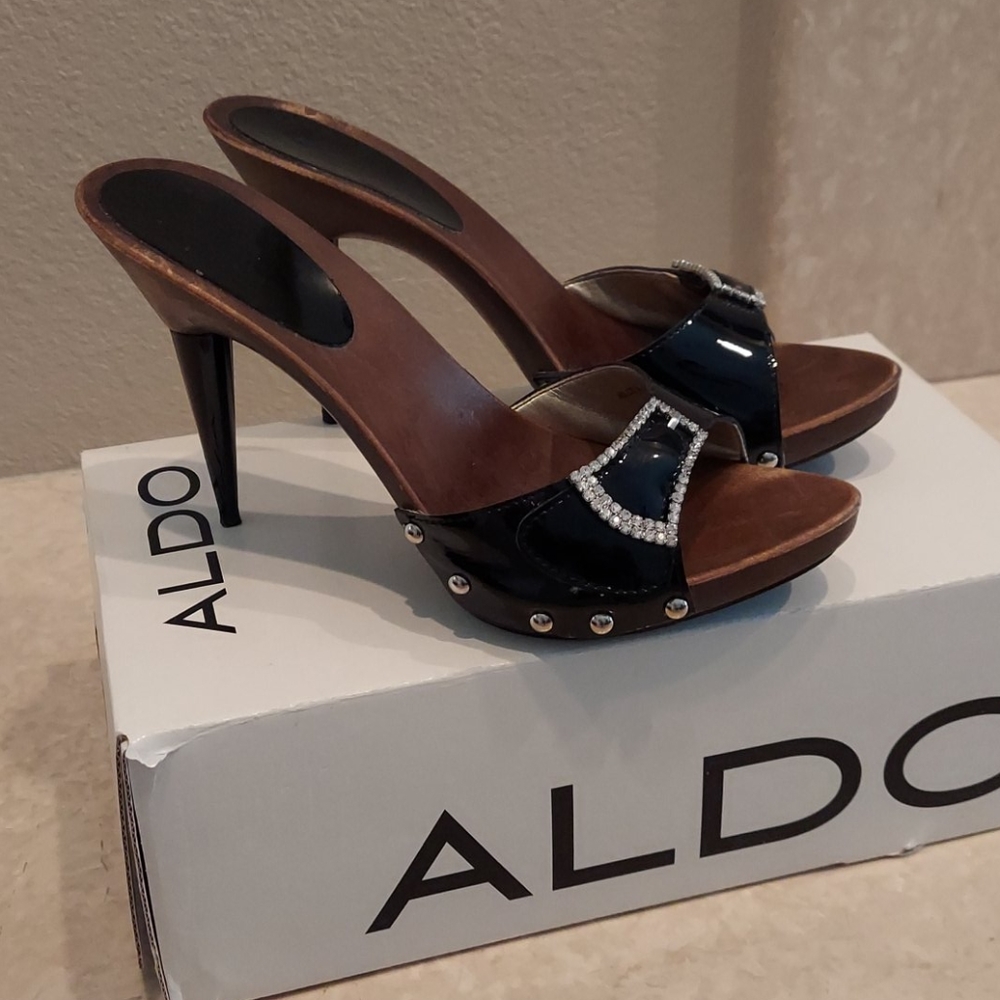 EUC Aldo Rhinestone Buckle Heel